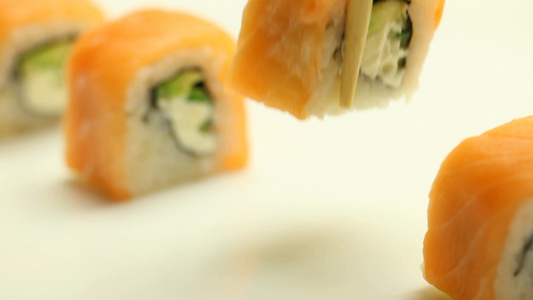 用筷子夹寿司卷视频