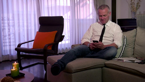 坐在沙发上的商务人士在用手机聊天13秒视频