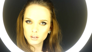 镜子化妆灯前年轻女性模特形象33秒视频