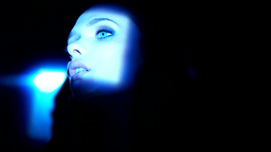 蓝色光影中年轻女性模特肖像29秒视频