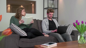 年轻的男女朋友快乐的大学生在家笔记本电脑上学习16秒视频