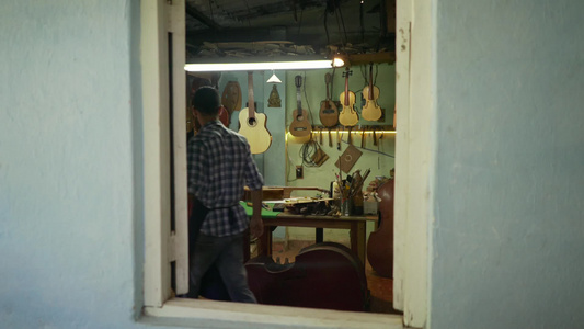 年轻工匠和他的乐器制作商店视频