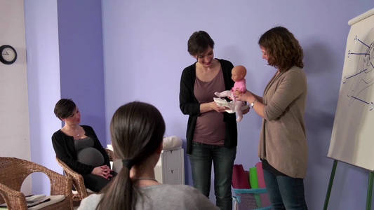 孕妇在产科中心上课视频