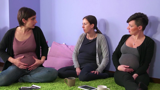 产前课程孕妇在交流视频