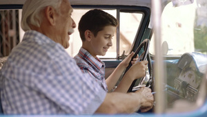 爷爷和他的孙子谈论老式汽车13秒视频
