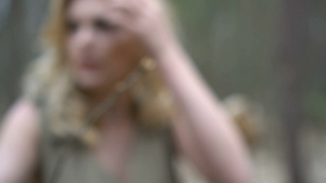 在森林里从树后面拍摄的金发女人镜头由模糊渐渐转为清晰13秒视频