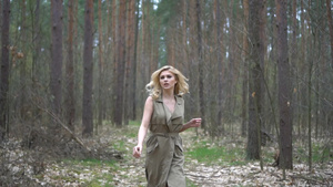 森林里的金发女人36秒视频