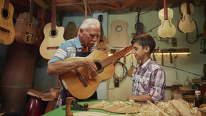 在乐器行里祖父教孙子弹吉他11秒视频