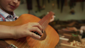 弹吉他的拉丁男孩10秒视频