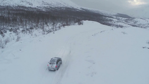 在大雪纷飞的道路上驾驶的越野车34秒视频