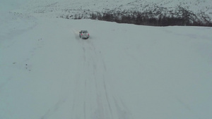 驾驶在冬季雪道里的越野车21秒视频