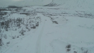 雪山和在路上行驶的汽车16秒视频