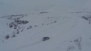 冬天一辆汽车在山路上穿过厚厚的积雪32秒视频