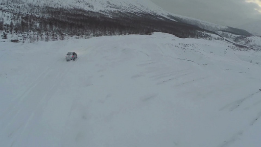 冬天汽车在山上旅行视频