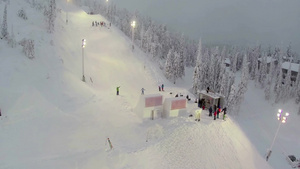 夜间滑雪场滑雪板大型空中比赛的鸟瞰图10秒视频