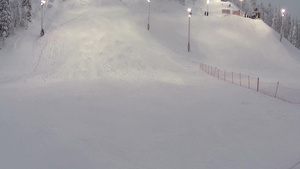 一名滑雪者在雪场滑雪8秒视频