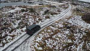 空中拍摄冬季汽车在乡村道路上行驶10秒视频