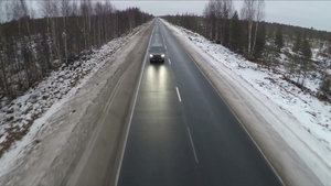 白雪皑皑的土地上行驶的黑色汽车8秒视频