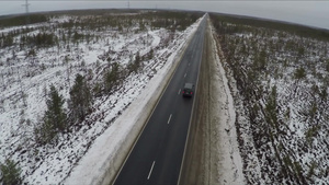 雪后行驶在路上的汽车14秒视频