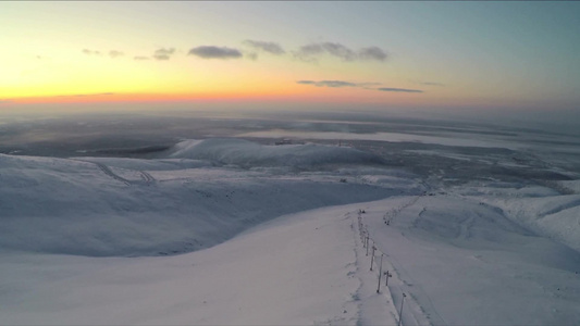 俄罗斯科拉半岛吉卜林大片的雪山和滑雪场视频