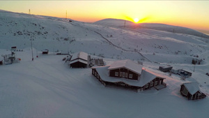 日落时的木屋雪场和山丘23秒视频