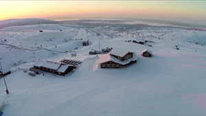 空中拍摄雄伟的冬季日出景观和滑雪胜地16秒视频