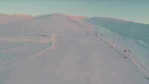 航拍滑雪场和滑雪升降机31秒视频