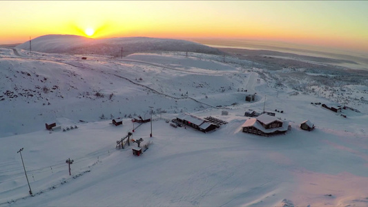 航拍夕阳下的雪场视频