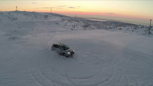 在雪地上片漂移的汽车29秒视频