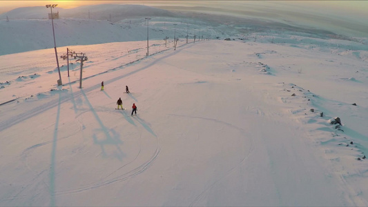 日落时滑雪者在跑道滑雪视频