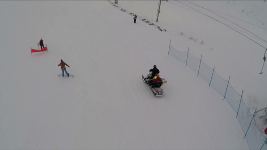 空中拍摄高山滑雪胜地滑雪和滑雪升降机视频