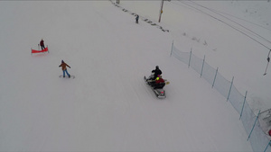 空中拍摄高山滑雪胜地滑雪和滑雪升降机59秒视频