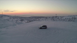 空中拍摄的熟练司机在雪地上做圆圈漂移59秒视频