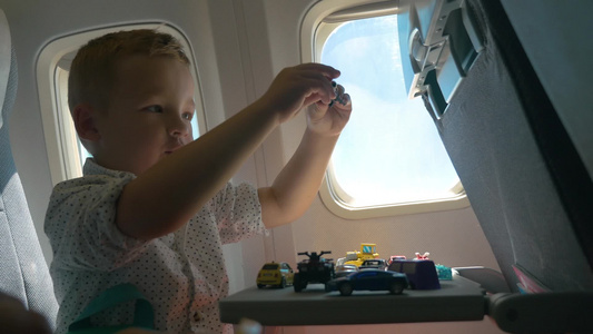 飞机上小男孩在玩玩具视频