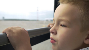 一个好奇的小男孩望着窗外28秒视频