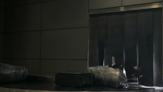 旅行袋和手提箱正在机场的行李传送带上移动视频