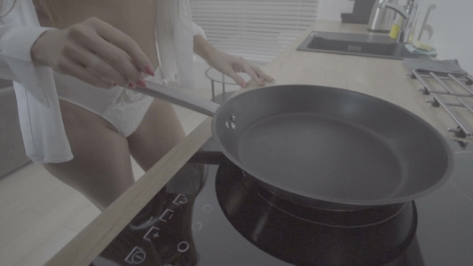 在厨房里用平底锅的女人视频