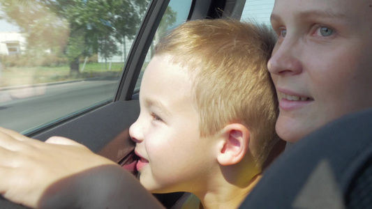 乘坐汽车往外看的母亲和孩子视频