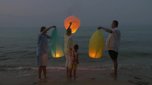 一家人晚上在海边放飞孔明灯22秒视频