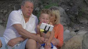 孙子和祖父母在户外做着笑脸表情用手机单脚架自拍23秒视频