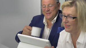 戴眼镜的商业男女使用平板电脑谈论商业事务44秒视频