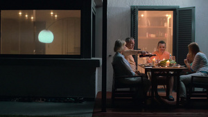 一家人晚上一起在露台上享用晚餐32秒视频
