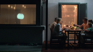 一家人在餐桌上聊天喝祝酒时碰杯31秒视频