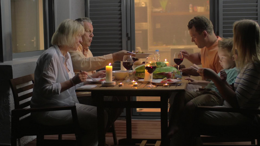 欢快的家庭在户外享用晚餐视频