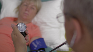 男医生给妇女测量血压24秒视频