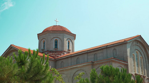 阳光明媚下希腊佩莱亚的一座大型基督教教堂的风景23秒视频