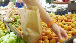 买水果的人挑选杏子17秒视频