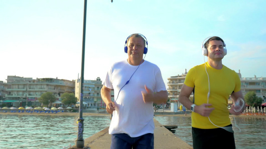 清晨两位男子在码头上慢跑视频