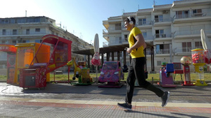 慢动作拍摄的一个年轻人在人行道上慢跑23秒视频