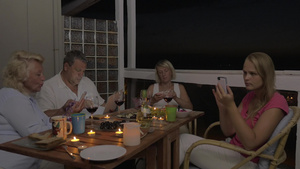一家人在阳台上吃家庭晚餐22秒视频